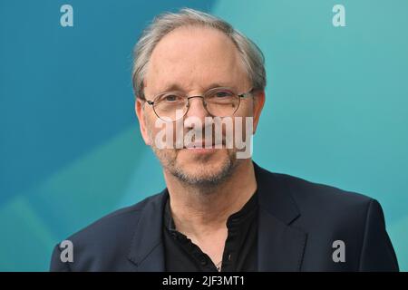 München, Deutschland. 28.. Juni 2022. Olli DITTRCH (Schauspieler, Komiker, Musiker), Einzelmotiv geschnitten, Porträt, Hochformat, Hochformat. ZDF-Empfang/ Treffen in der H`ugo`s Bar anlässlich der Münchner Filmfestspiele am 28.. Juni 2022 Quelle: dpa/Alamy Live News Stockfoto